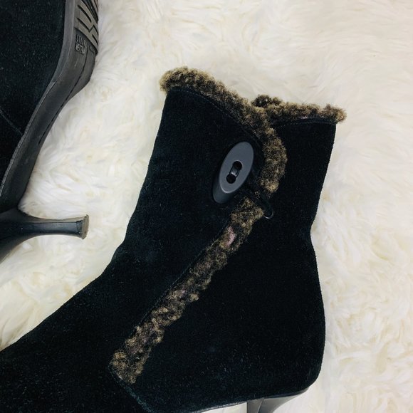 Elegant Black Suede Ankle Boots with Fur Trim - Picture 4 of 15